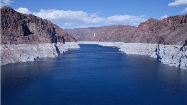 US lake mead water level shrinks